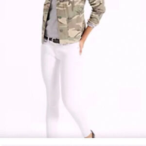 Levi’s Low rise Skinny white jeans 31/32 “Body Curve”Distressed knee 98% cotton